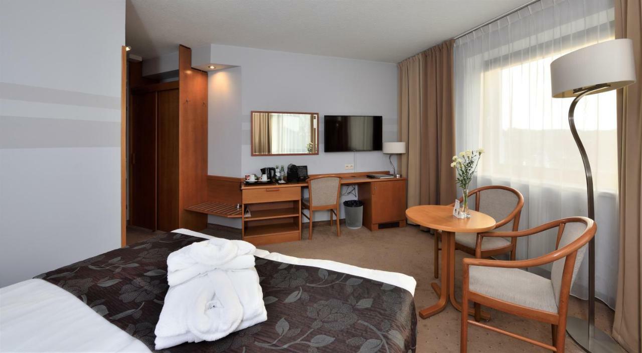Deluxe Double Room (2 Adults + 1 Child)