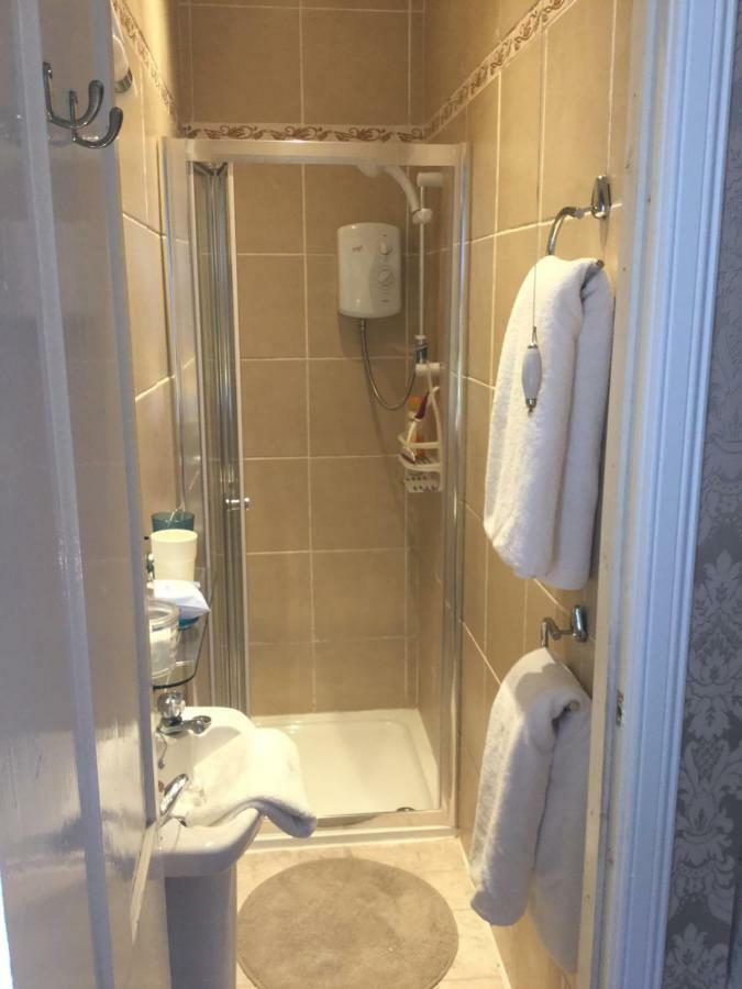 Twin Room Private Bathroom toilet ADJACENT to room