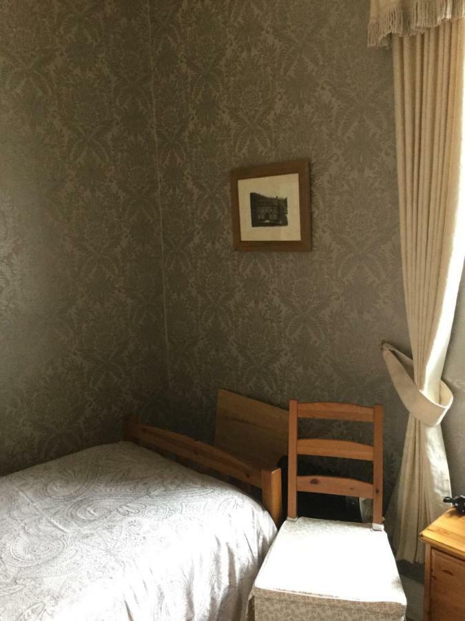 Single Room Mountain View ADJACENT private shower or toilet