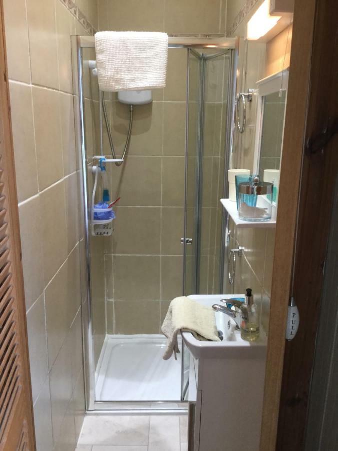Twin Room Private Bathroom toilet ADJACENT to room