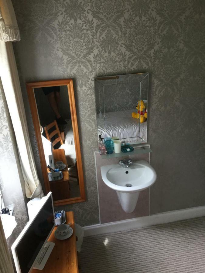 Single Room Mountain View ADJACENT private shower or toilet