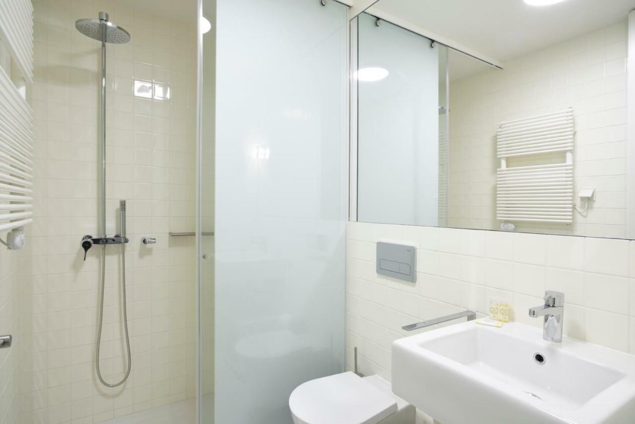 Double Room Private Bathroom Balcony,852274958:JPEG