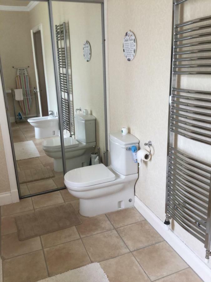 Twin Room Private Bathroom toilet ADJACENT to room