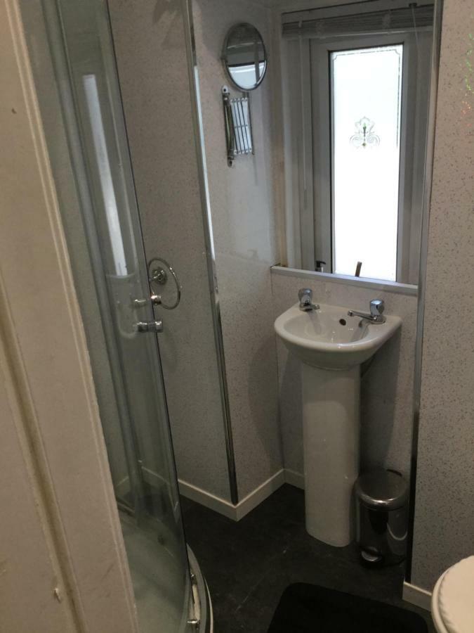 Single Room Mountain View ADJACENT private shower or toilet