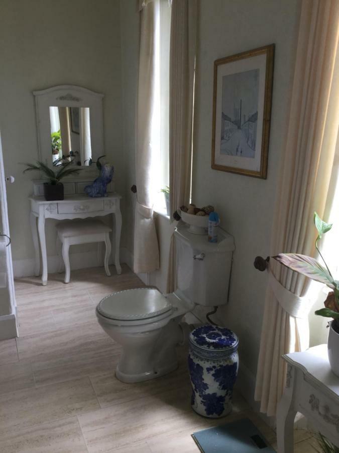 Twin Room Private Bathroom toilet ADJACENT to room