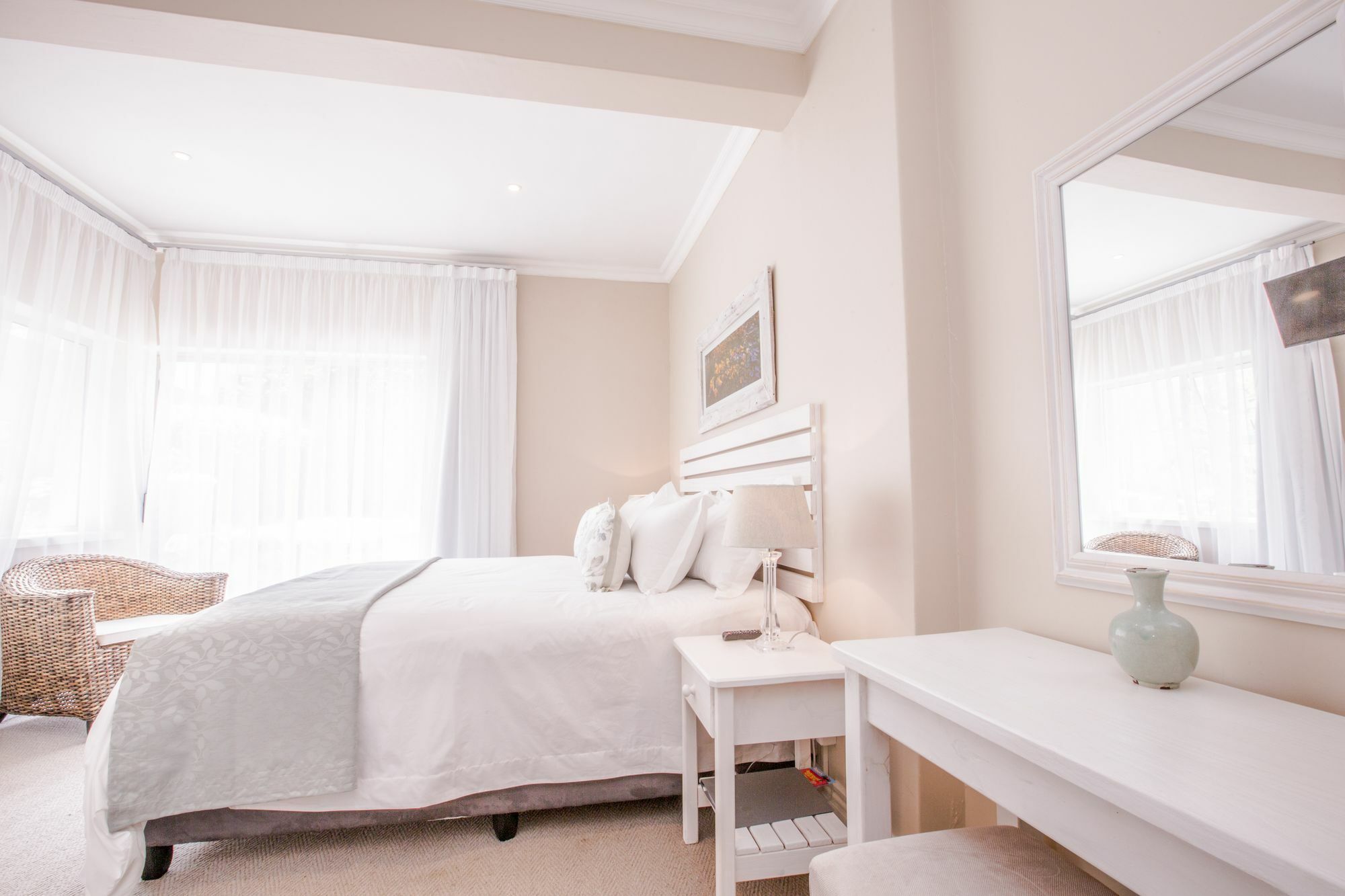 Pool Level - Sea View Room King bed