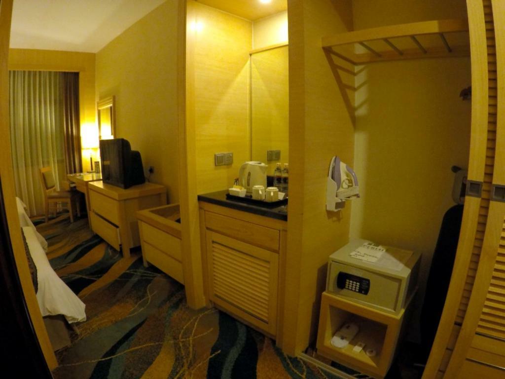 Standard Twin Room No Outside View