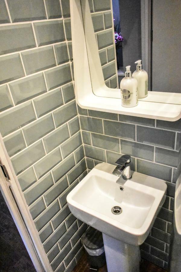 Deluxe Double Room Shower