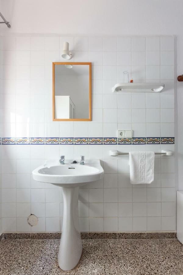 Single Room Shared Shower Toilet