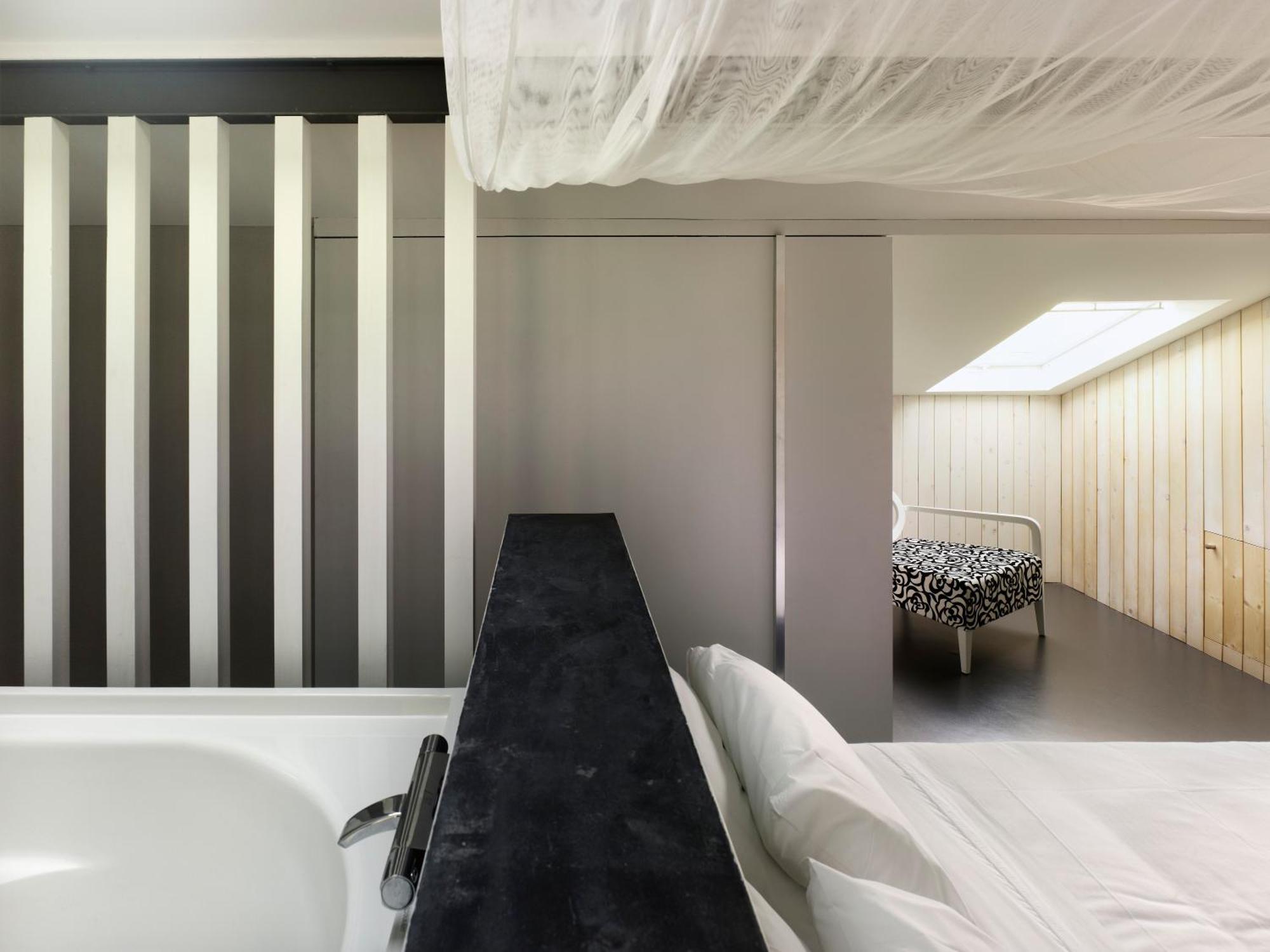 Deluxe Double Room Bath