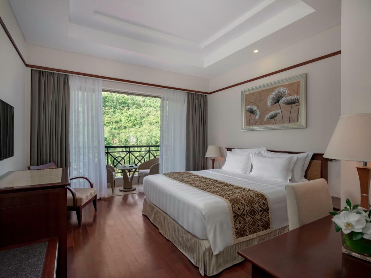 Deluxe Queen Bed