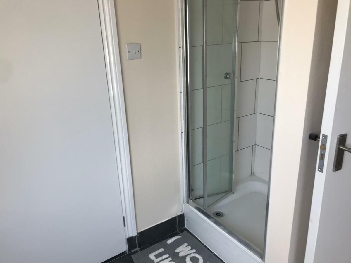 Deluxe Double Room Shower
