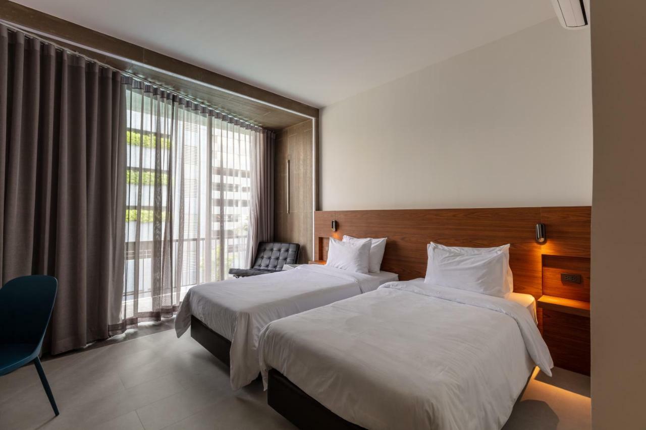 Reno Deluxe Pool View Twin Bed