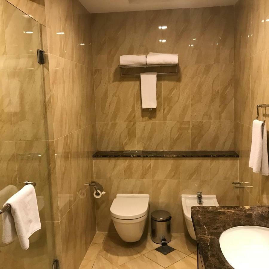 Deluxe Penthouse mit 3 Schlafzimmern – kostenfreier Transfer zum Einkaufszentrum Mall of the Emirates, dem U-Bahnhof Insurance Market und dem Strand Jumeirah Beach