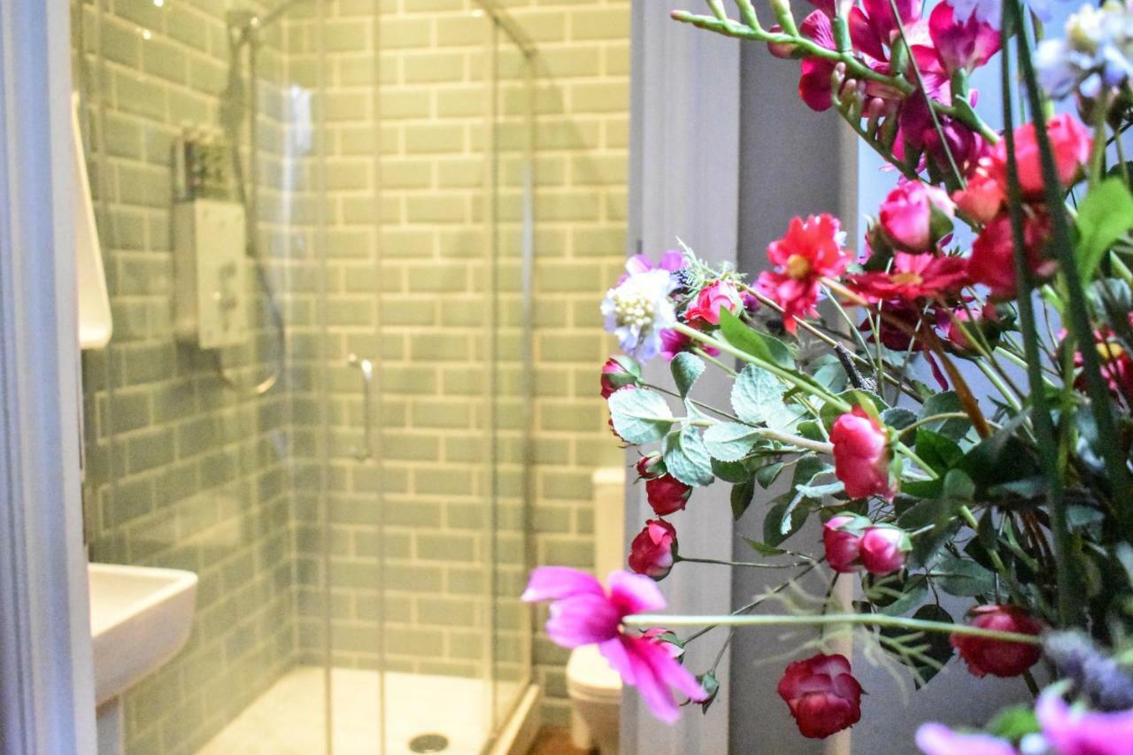 Deluxe Double Room Shower