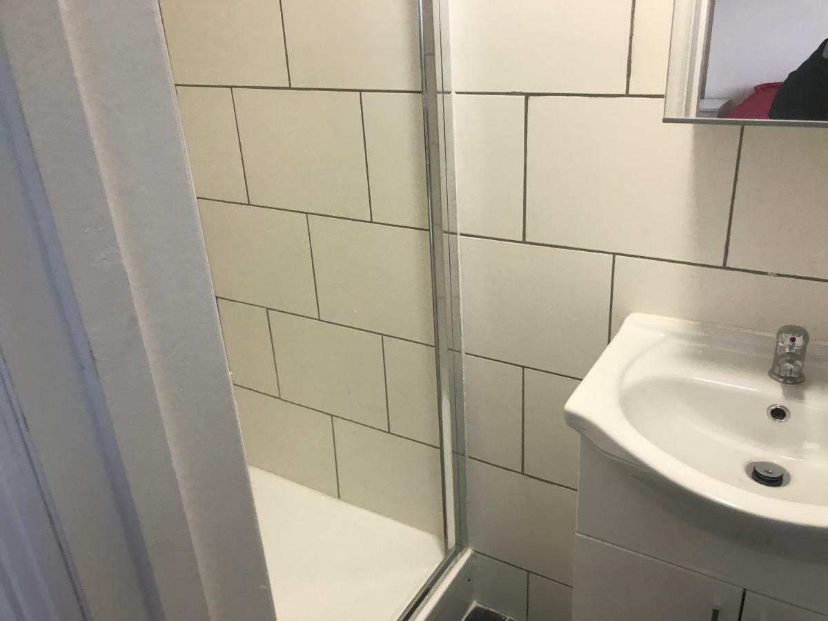 Deluxe Double Room Shower