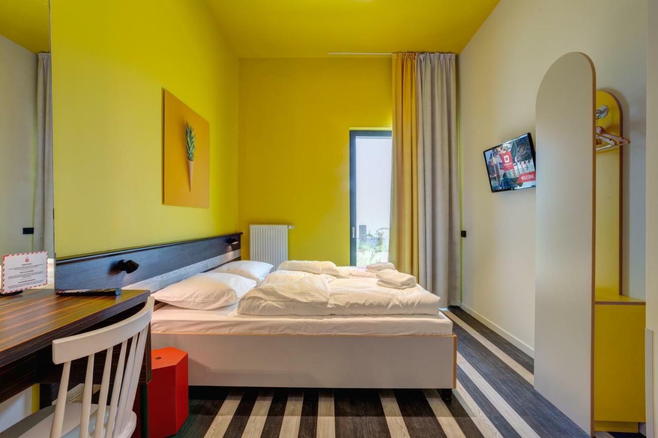 Single Room,885824005:JPEG