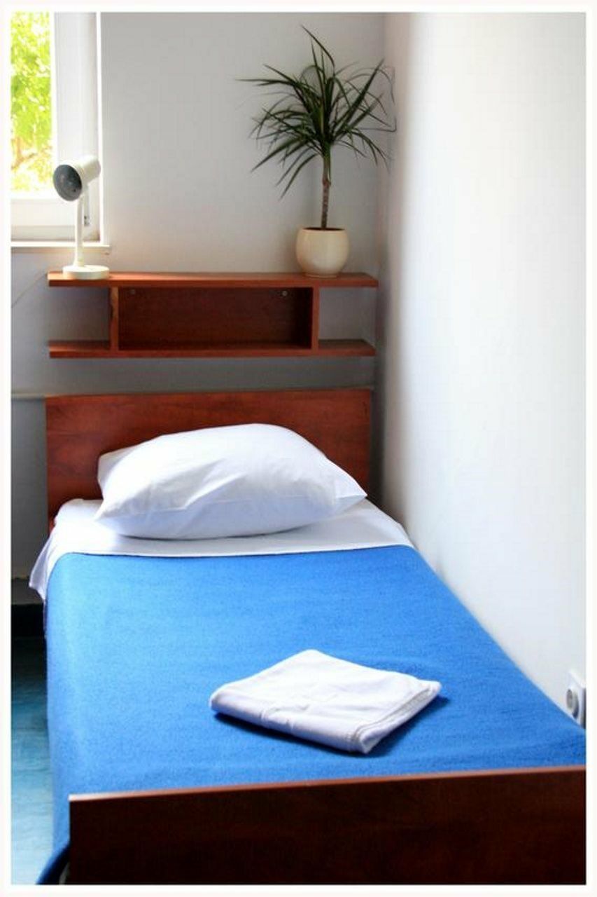 Cama individual en habitación compartida