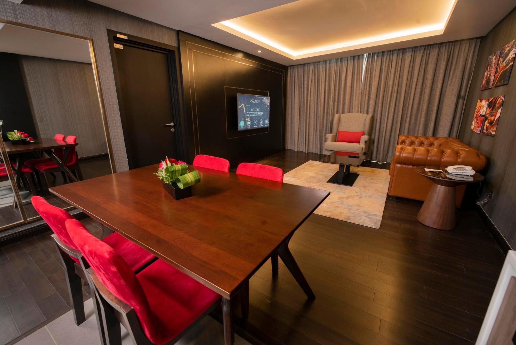 Executive Suite Bathtub