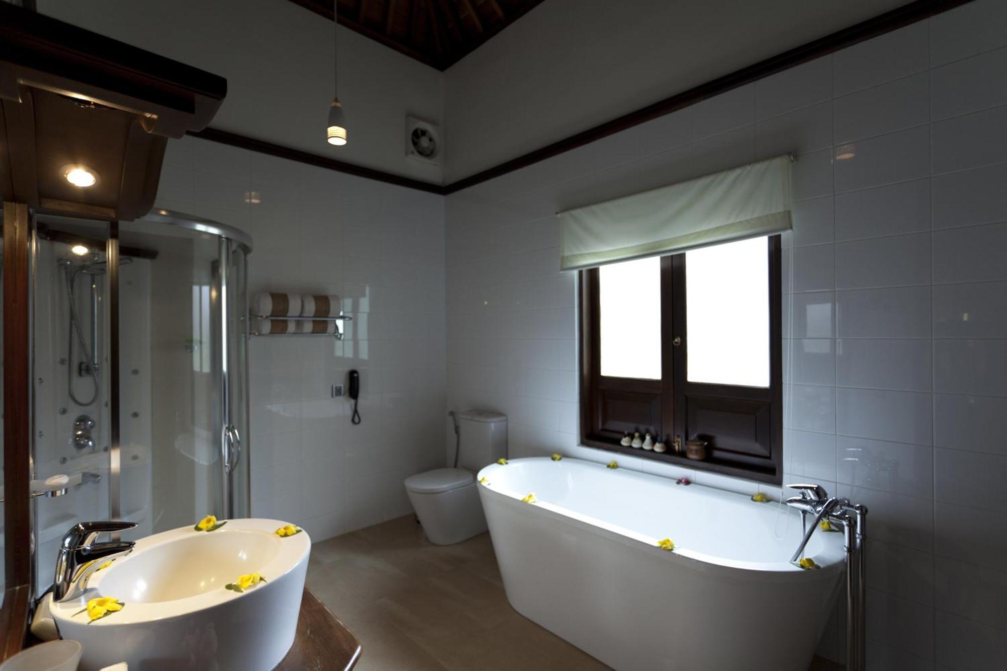 Deluxe Suite Plunge Pool Early Check & Late Check-out on Availability & on all Spa Treatments