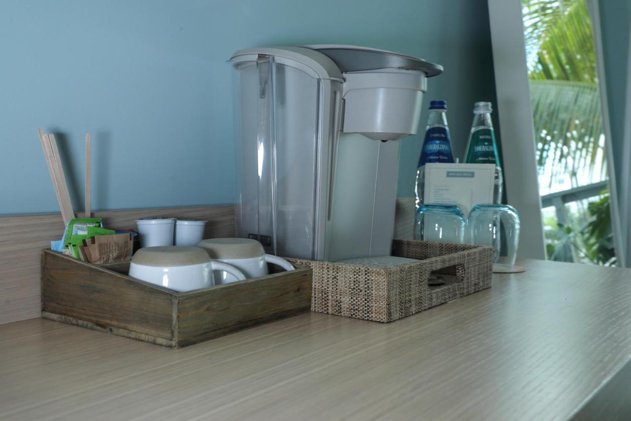 Quarto Duplo com 2 Camas de Casal e Vista Parcial do Mar
