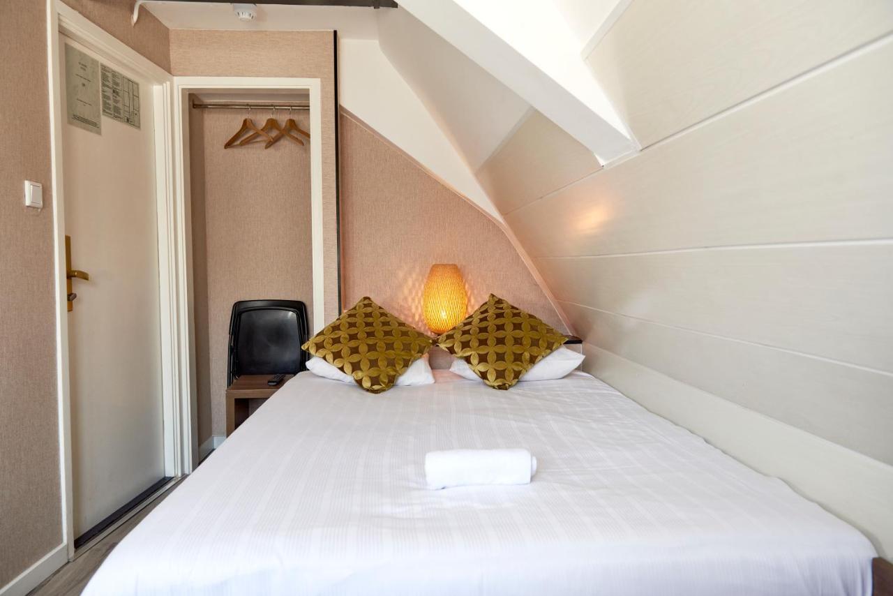 Quarto Básico com Cama de Casal ou 2 de Solteiro e Banheiro Compartilhado