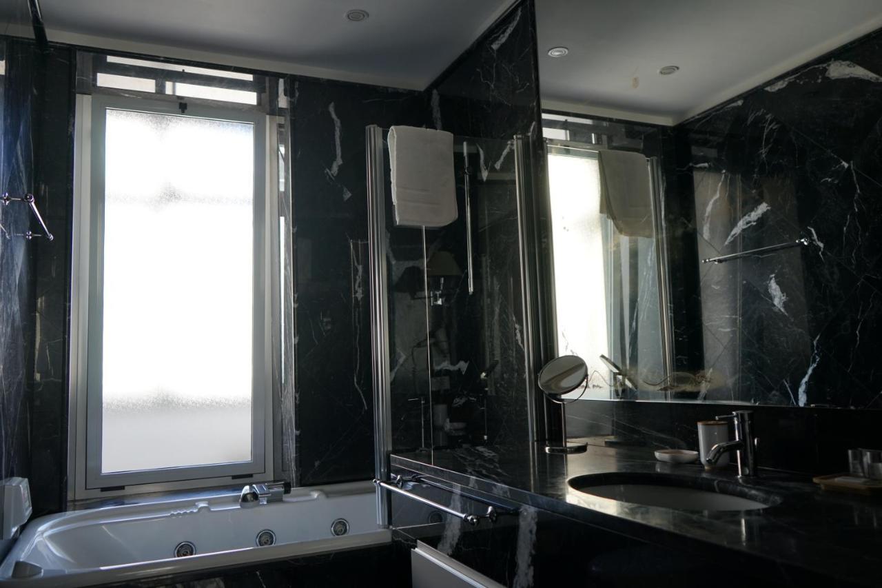King Suite Spa Bath