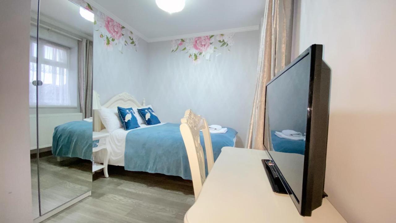 Small Double Room,908135770:JPEG