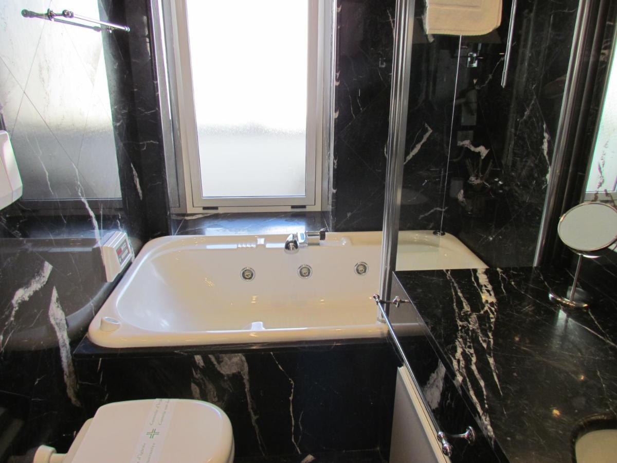 King Suite Spa Bath