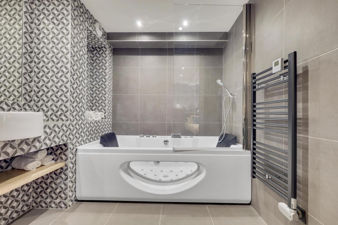 Superior Triple Room Hot Tub
