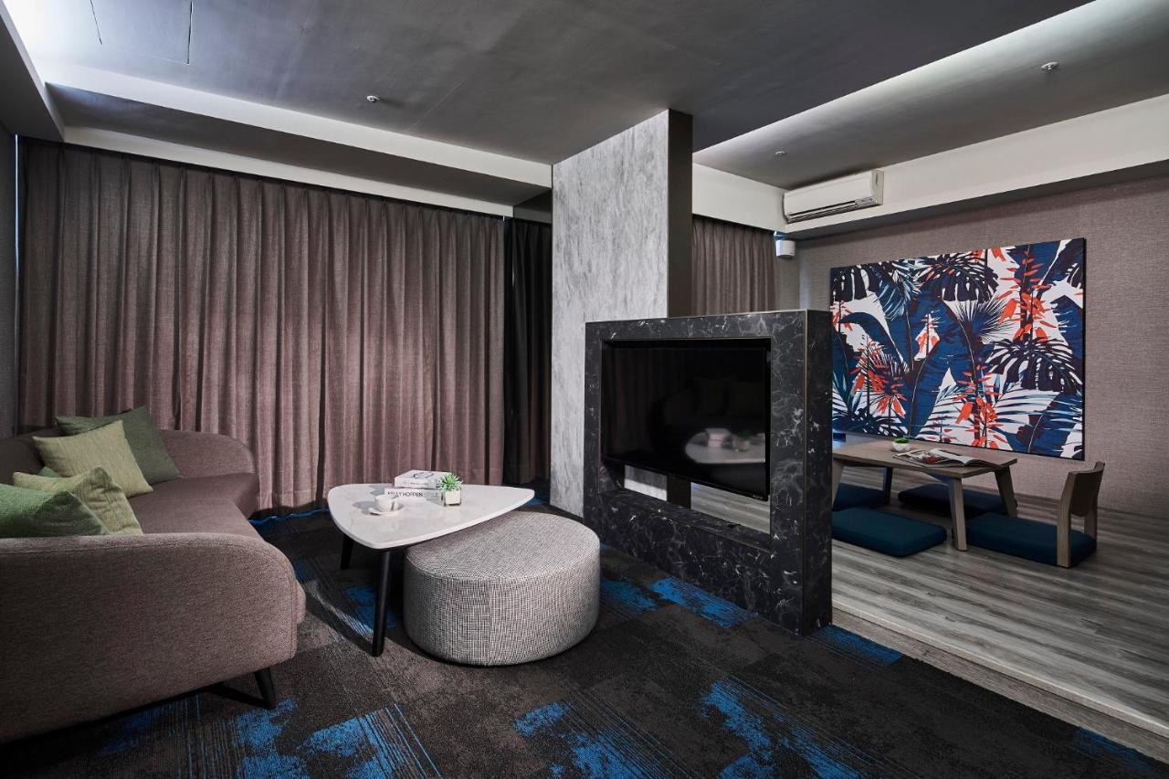 Deluxe Suite (1 King Bed)