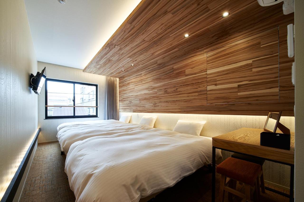 Tweepersoonskamer met 2 Aparte Bedden en een Extra Bed