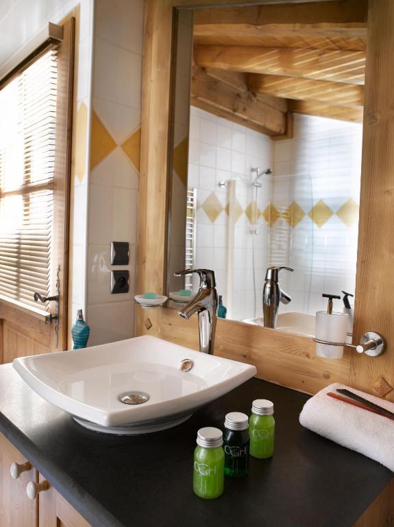 One-Bedroom Apartment Spa Access,829474358:JPEG