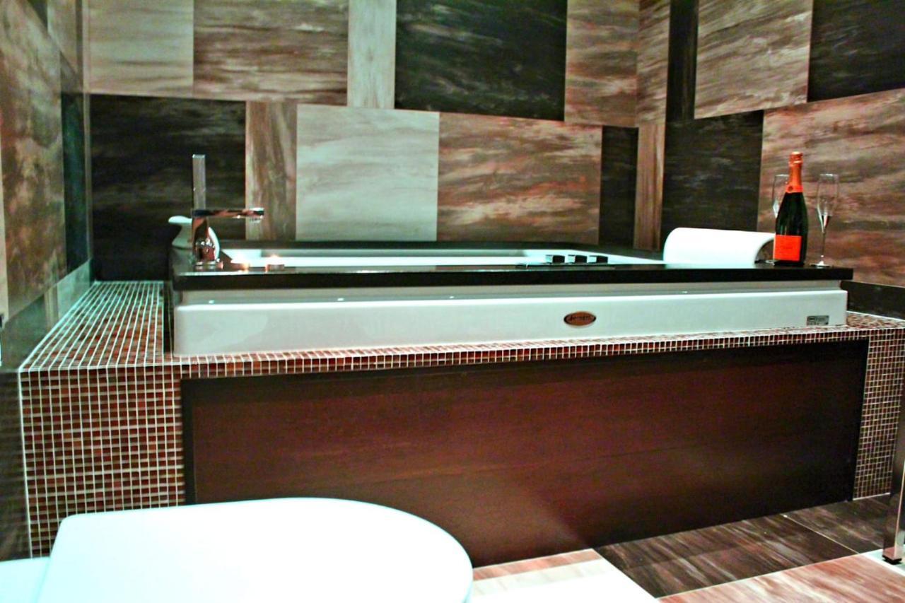 Family Room Private Bathroom