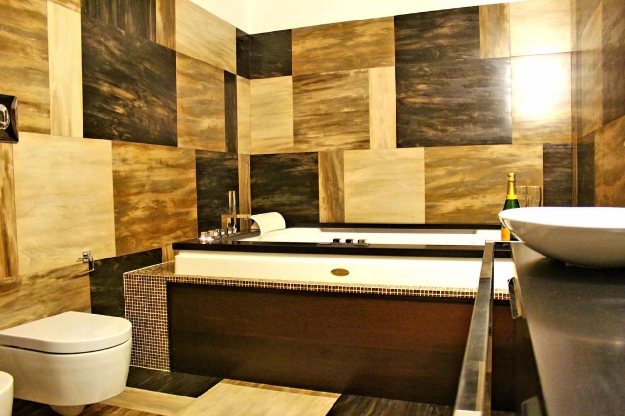 Family Room Private Bathroom