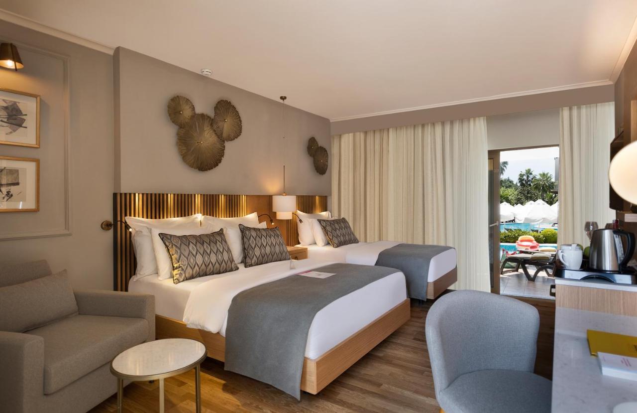 Quarto Deluxe com Acesso Direto à Piscina