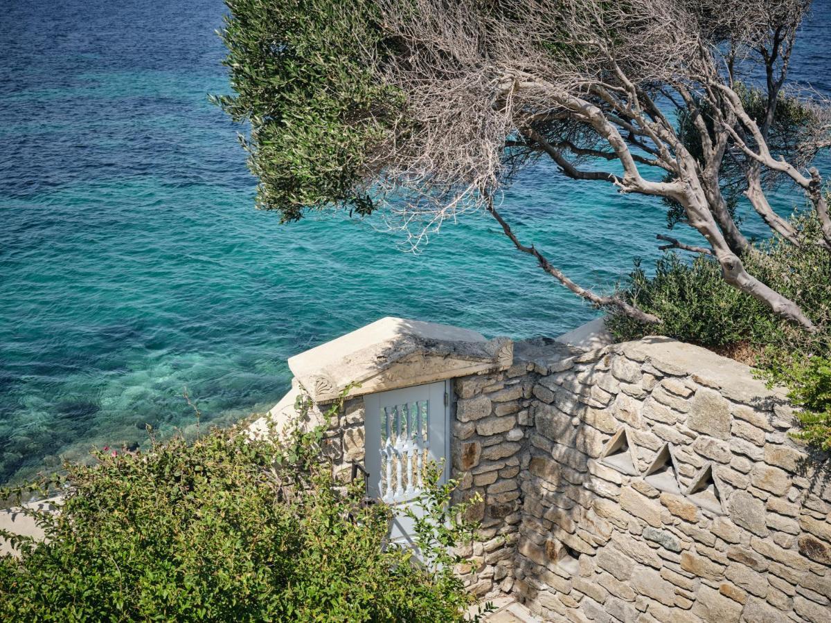 Waterfront Suite Private Whirlpool 350 meters from the main hotel