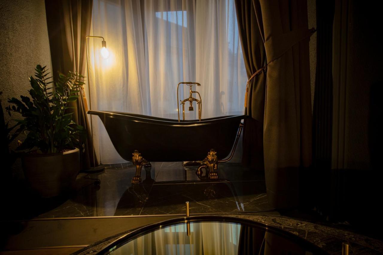 Deluxe Suite Bath