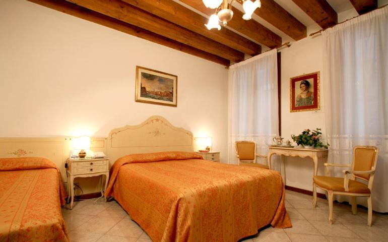 Driepersoonskamer met Badkamer