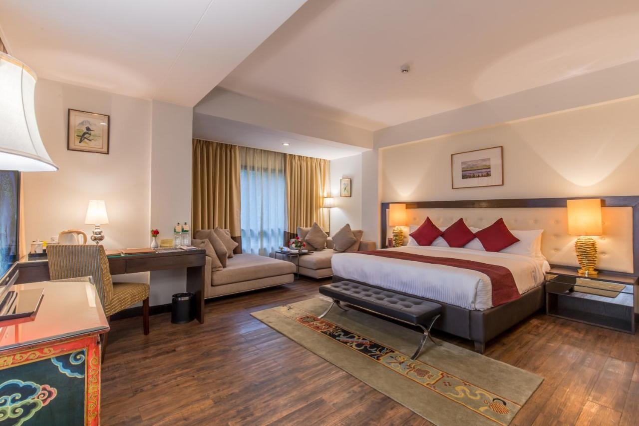 Junior Suite Bathtub access to Steam Jacuzzi & Gym