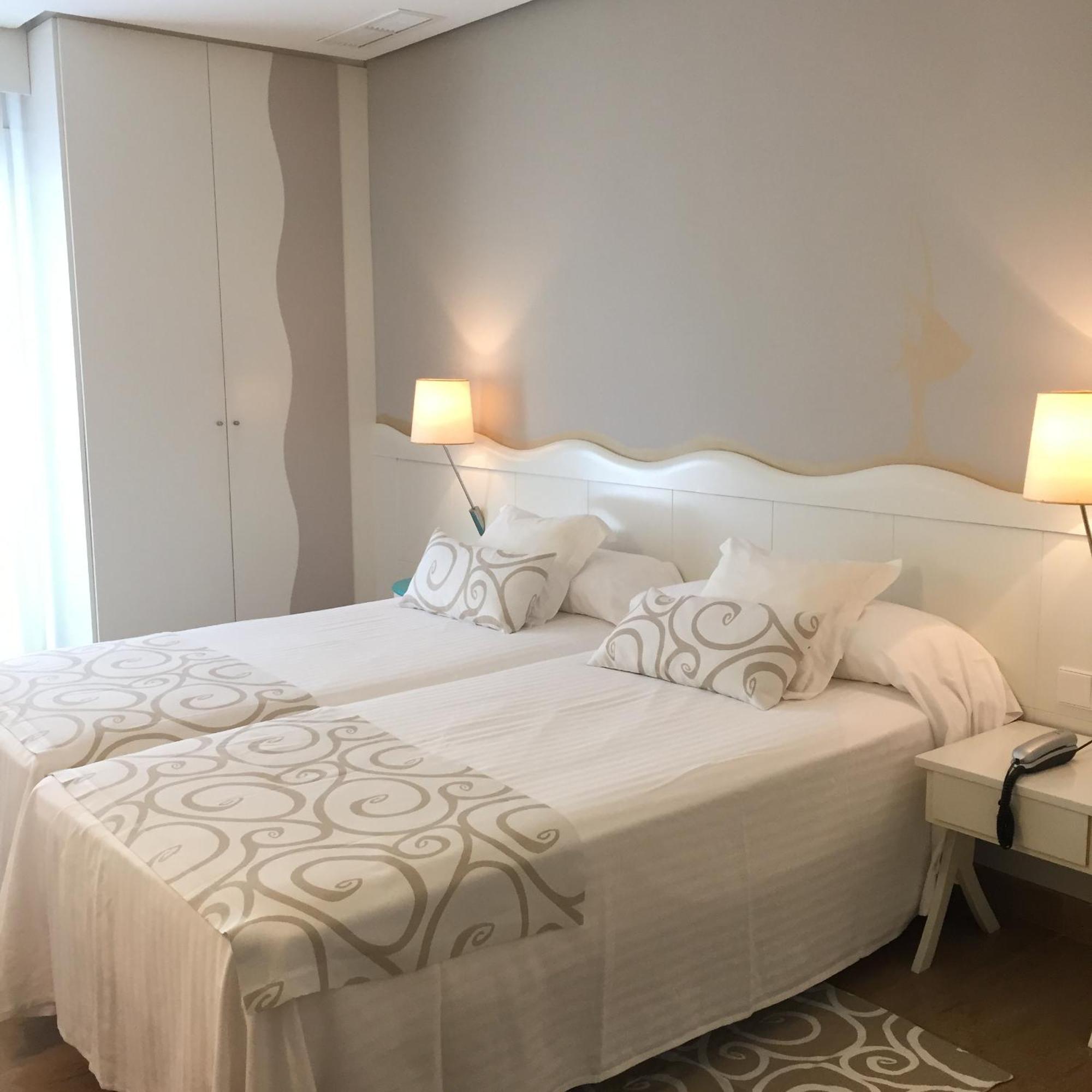 Chambre Double ou Lits Jumeaux - Vue Partielle sur Mer