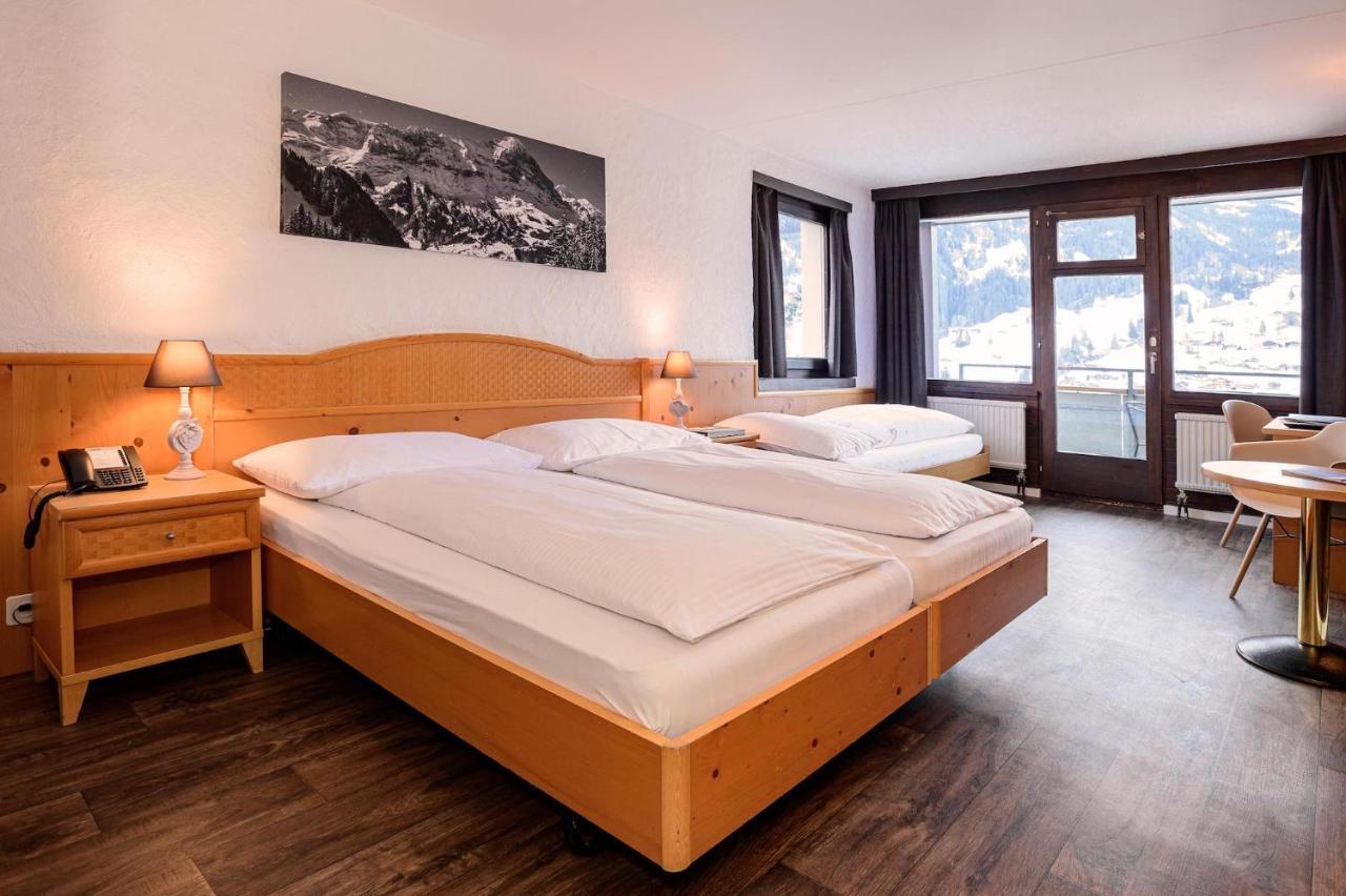 Driepersoonskamer met een Balkon en Uitzicht op de Eiger