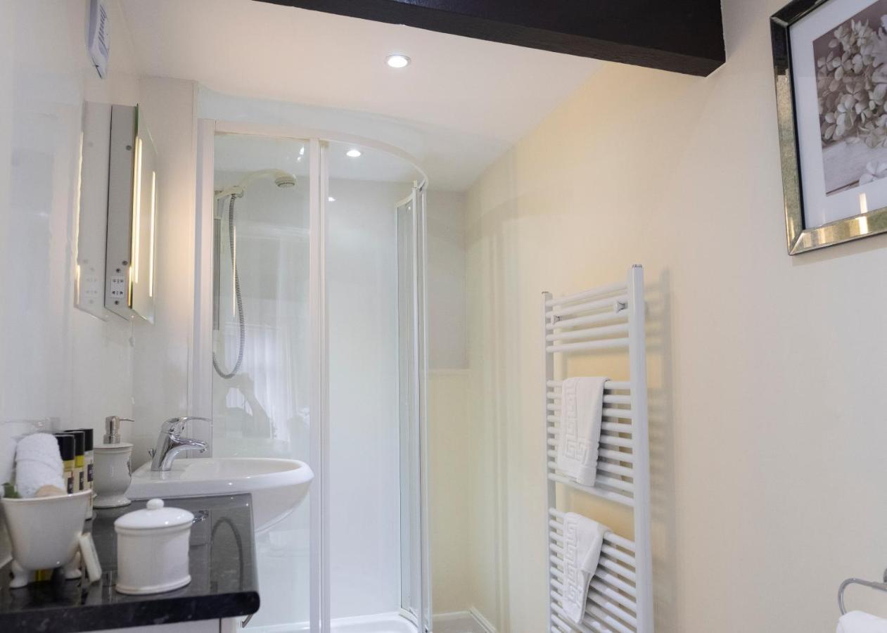 Deluxe Double Room Shower