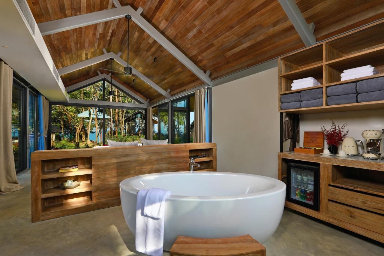 Villa con 2 Camere da Letto, Piscina, Vista Oceano e Trasferimento in Barca Programmato