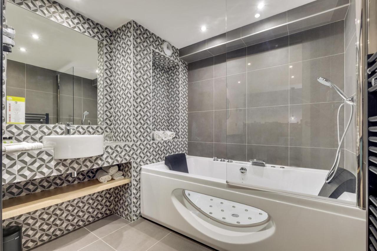 Superior Triple Room Hot Tub