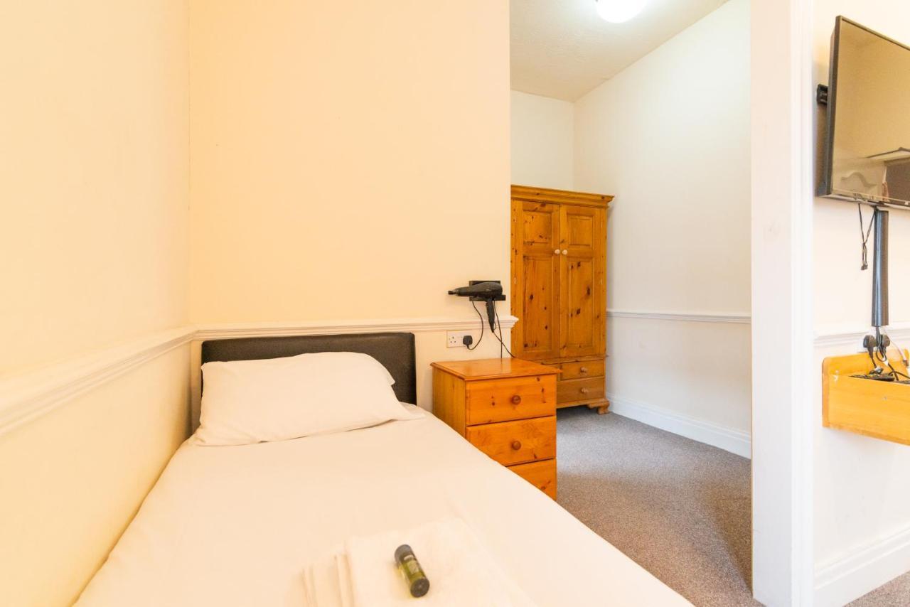 Deluxe Triple Room Ensuite Bathroom