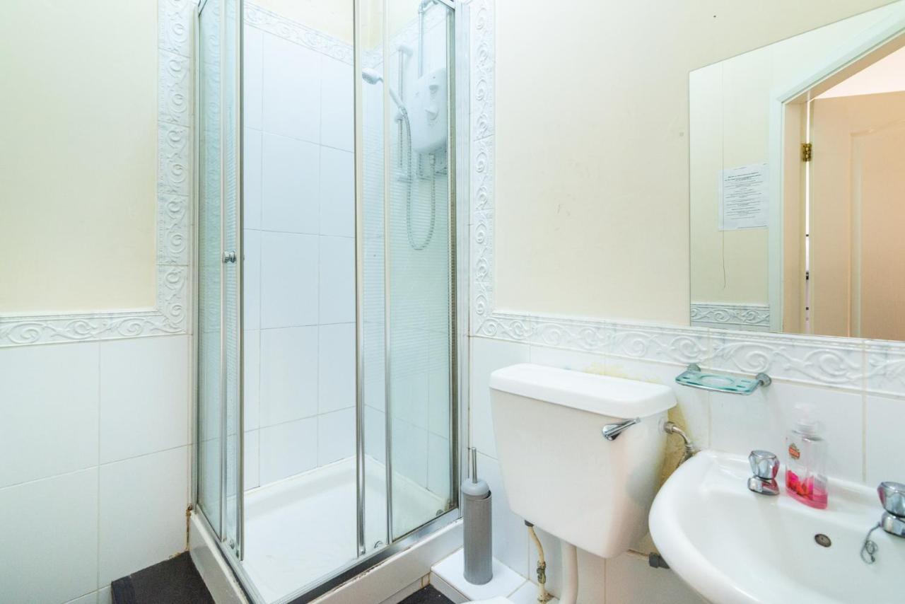 Deluxe Triple Room Ensuite Bathroom