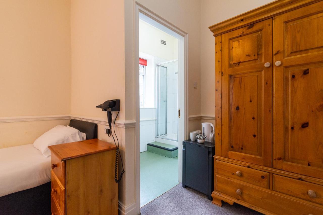 Deluxe Triple Room Ensuite Bathroom