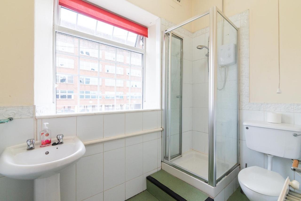 Deluxe Triple Room Ensuite Bathroom