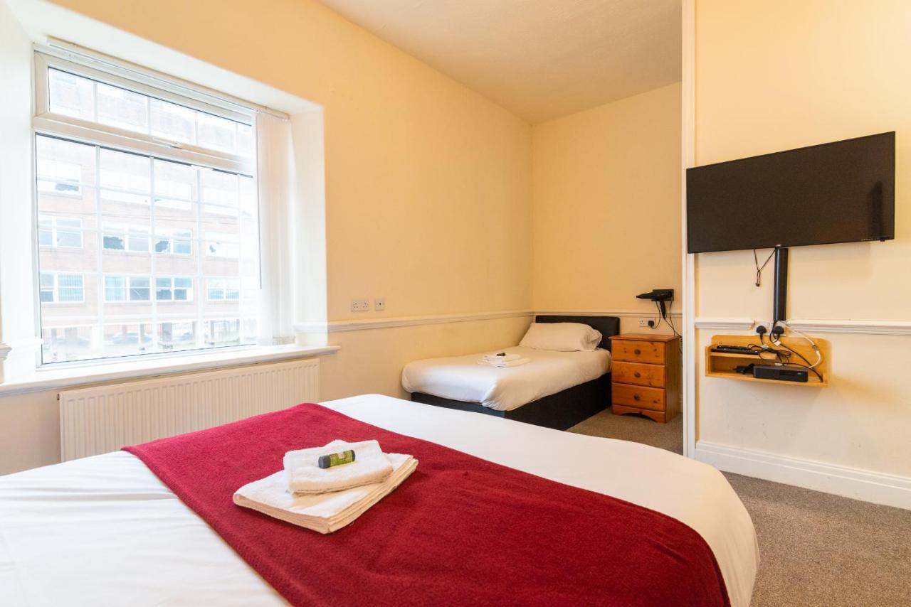 Deluxe Triple Room Ensuite Bathroom